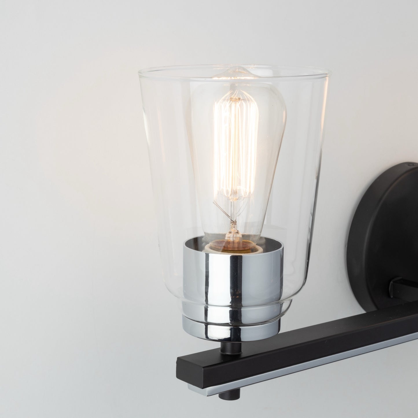 Luminaire pour meuble-lavabo à 3 lampes de la collection Essex